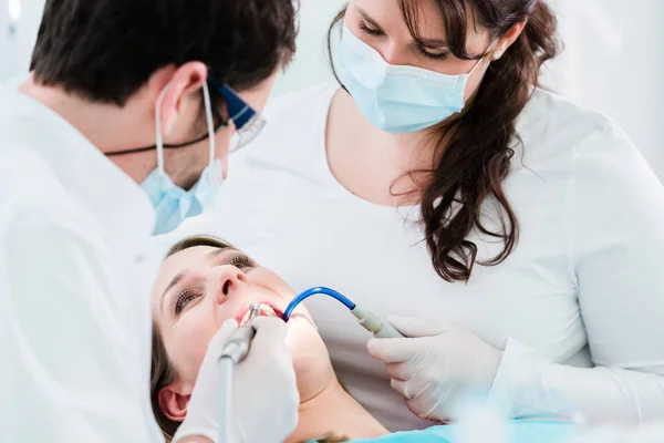 Dentista tratando mulher — Fotografia de Stock