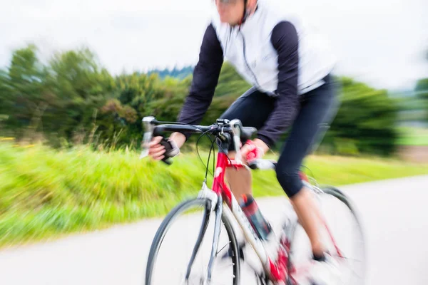 Sport cyklist på cykel — Stockfoto