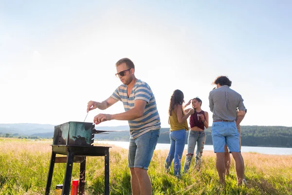 Emberek, amelyek a nyári grill — Stock Fotó