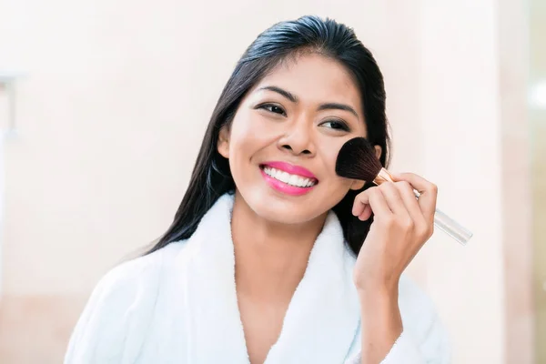 Mujer asiática en la aplicación de maquillaje —  Fotos de Stock