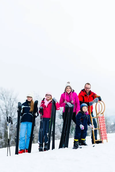 Téli pihenés, sportolás szabadban család — Stock Fotó