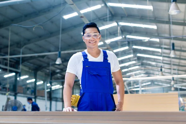 Workshop a fa deszka álló ázsiai carpenter — Stock Fotó