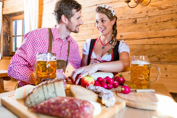 Casal jantando na cabana da montanha em alpes — Fotografia de Stock