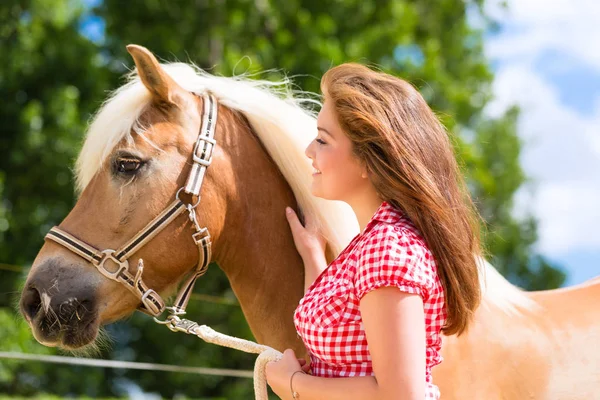 Nő petting ló — Stock Fotó