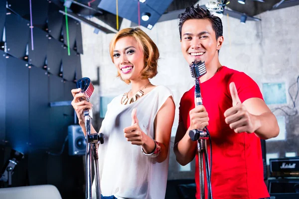 Cantante asiática produciendo canción en estudio de grabación — Foto de Stock