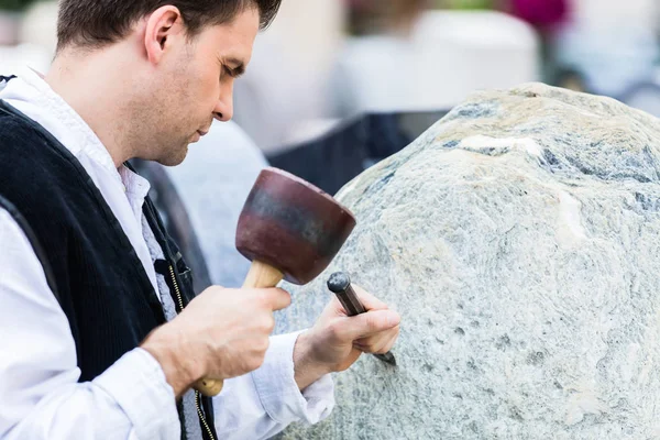 Bildhauer mit Holzhammer und Fräser — Stockfoto