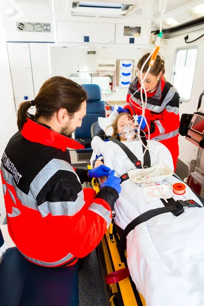 Ambulans att hjälpa skadade kvinnan med infusion — Stockfoto