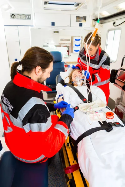 Krankenwagen hilft verletzter Frau mit Infusion — Stockfoto