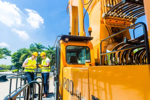 Trabajadores asiáticos en obra — Foto de Stock