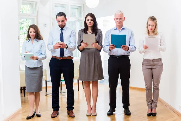 Concepto - gente de negocios en la oficina de pie en fila — Foto de Stock