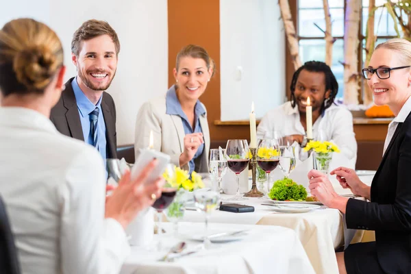 Team tijdens de businesslunch in restaurant — Stockfoto