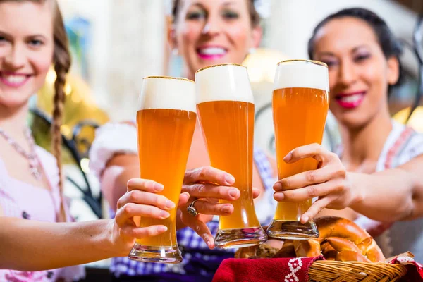 Gruppo di persone con birra al grano nel pub bavarese — Foto Stock