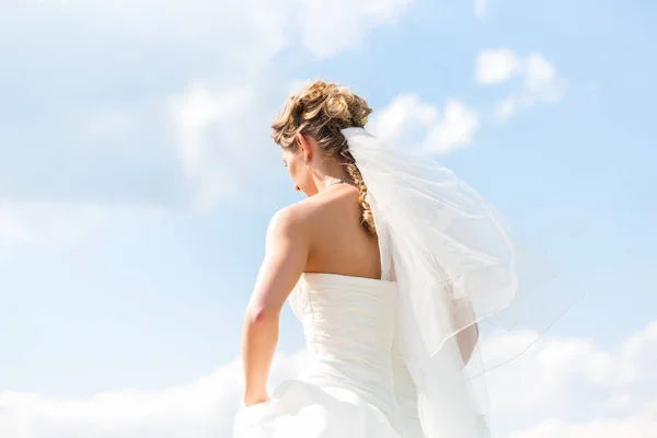 Sposa in abito con velo nuziale — Foto Stock