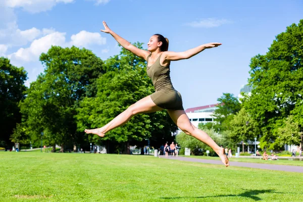 Mulher salto no parque — Fotografia de Stock