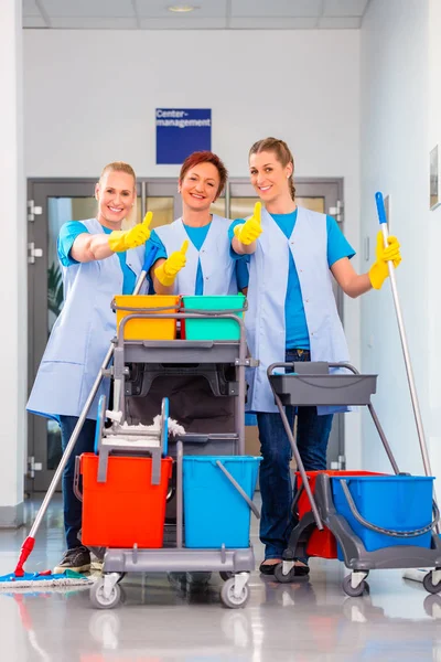 Reinigungsdienst bei der Arbeit — Stockfoto