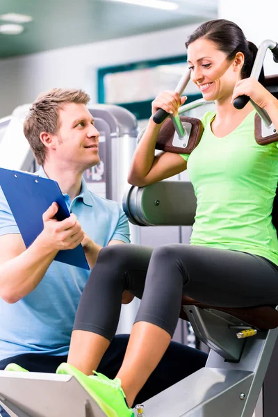 Frau mit Personal Trainer macht Sport und Fitness — Stockfoto