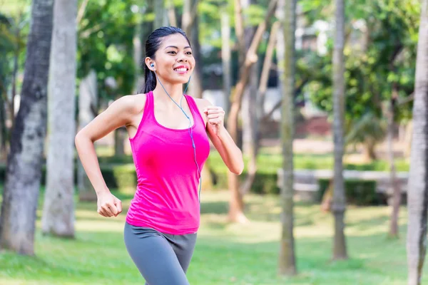 Mulher asiática correndo no parque para fitness — Fotografia de Stock