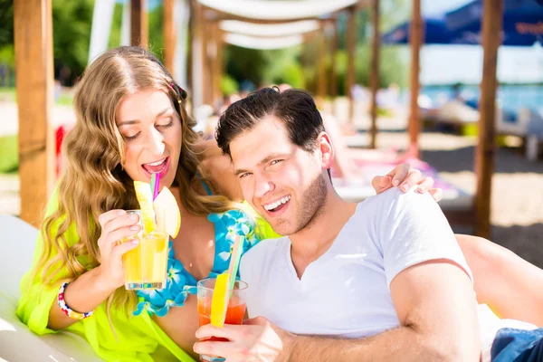 Mulher e homem com bebidas no bar da praia — Fotografia de Stock