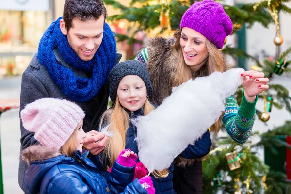 Famiglia al mercatino di Natale — Foto Stock