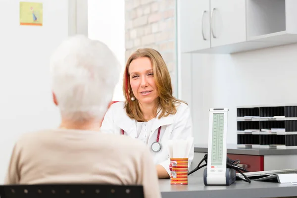 Arzt sieht Seniorin in der Praxis — Stockfoto