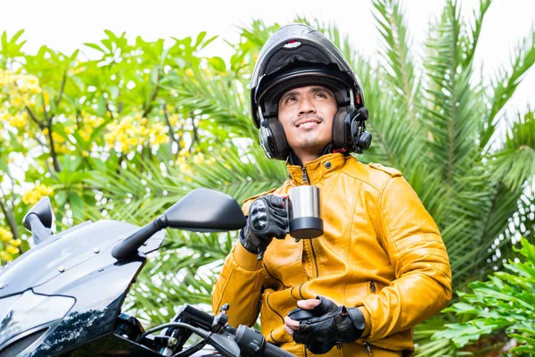 Ασιατική άνθρωπο σε μοτοσικλέτα με κράνος — Φωτογραφία Αρχείου