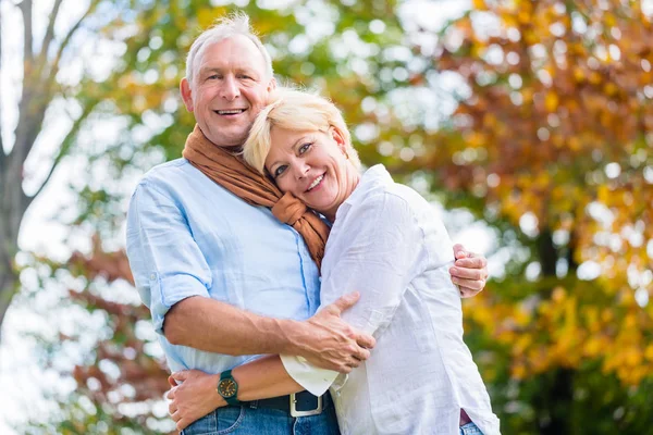 Äldre man och kvinna som omfamnar varandra i kärlek — Stockfoto