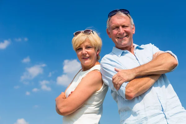 Seniorenpaar genießt sonnigen Tag — Stockfoto