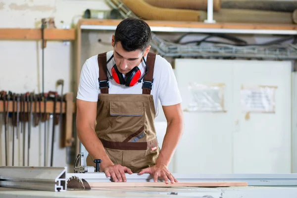 Tischler in seiner Holzwerkstatt — Stockfoto