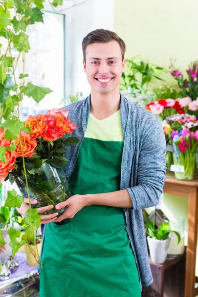 Florista trabalhando em loja de flores — Fotografia de Stock