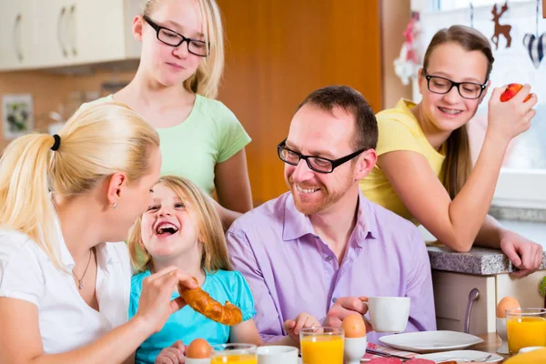 Familie in keuken samen ontbijten — Stockfoto