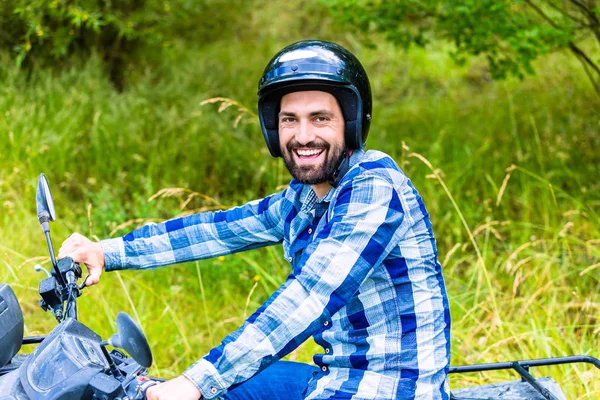 Homem dirigindo off-road — Fotografia de Stock