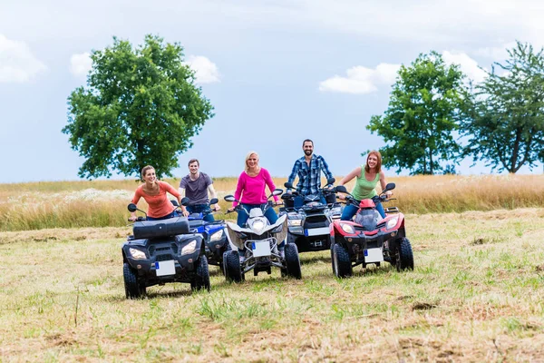 Amigos dirigindo off-road — Fotografia de Stock