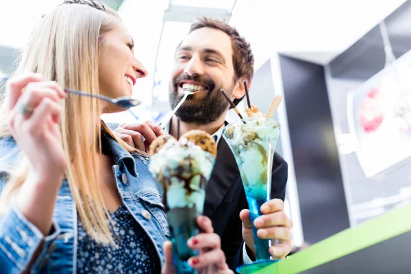 Casal desfrutando de um sorvete sundae — Fotografia de Stock