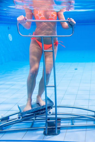 女人在水下体操治疗 — 图库照片