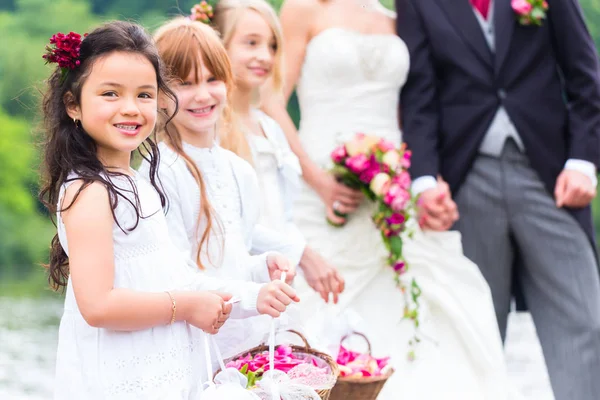 Bruiloft bruidsmeisjes kinderen met bloemmand — Stockfoto