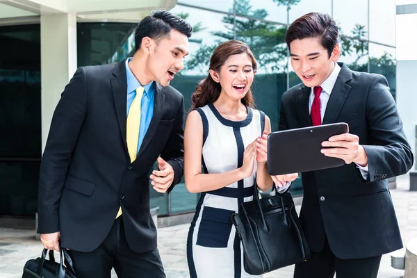Asiatische Geschäftsleute arbeiten draußen am Tablet-PC — Stockfoto