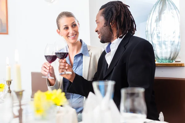 기업 들에 홀 짝 와인을 다루는 — 스톡 사진