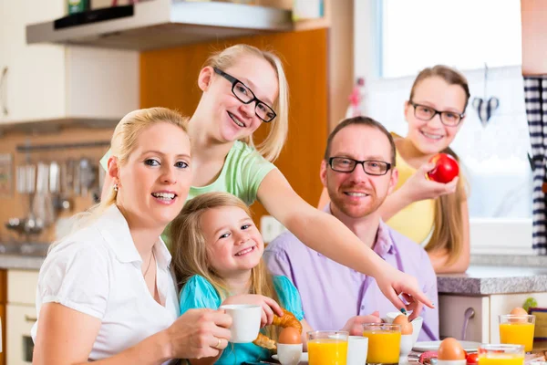 Famille ayant un petit déjeuner commun dans la cuisine — Photo