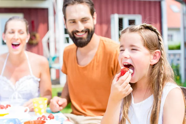 Famille prenant un café dans le jardin — Photo