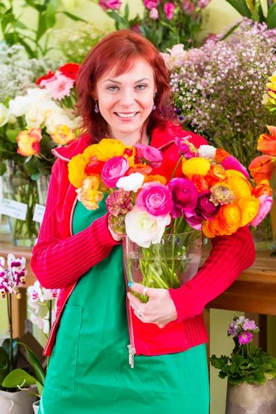 Флорист работает в цветочном магазине — стоковое фото