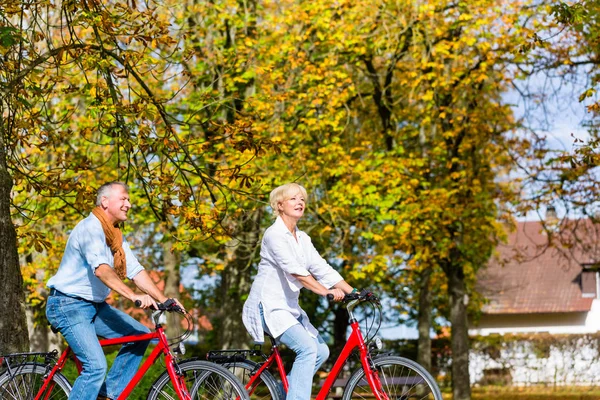 Aînés à bicyclette en visite dans le parc — Photo