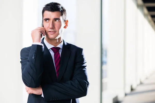 Geschäftsmann mit Telefon im Freien — Stockfoto