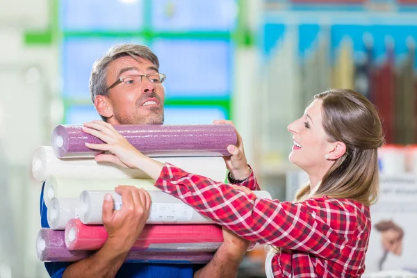 Home improving couple buying wallpapers at hardware store — Stock Photo, Image