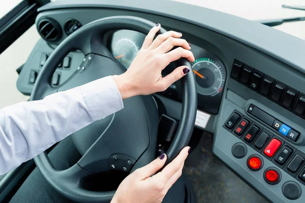 Motorista de ônibus no cockpit — Fotografia de Stock