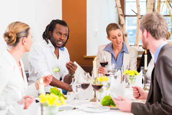 Almoço de negócios em restaurante com comida e vinho — Fotografia de Stock