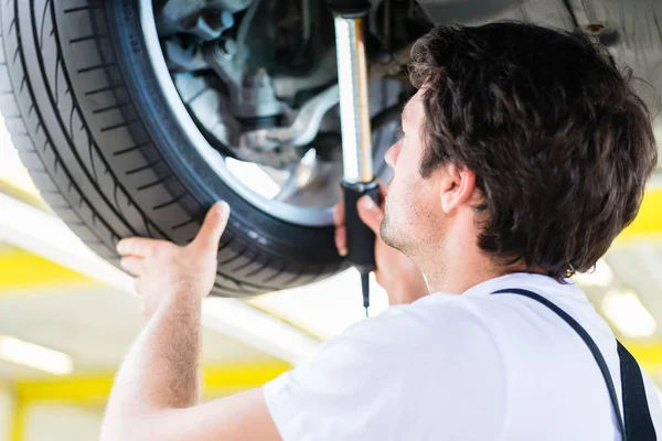 Mechaniker arbeitet in der Werkstatt — Stockfoto