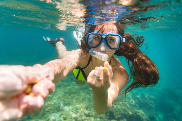 Nő snorkeling tesz csábító gesztus-óceán — Stock Fotó