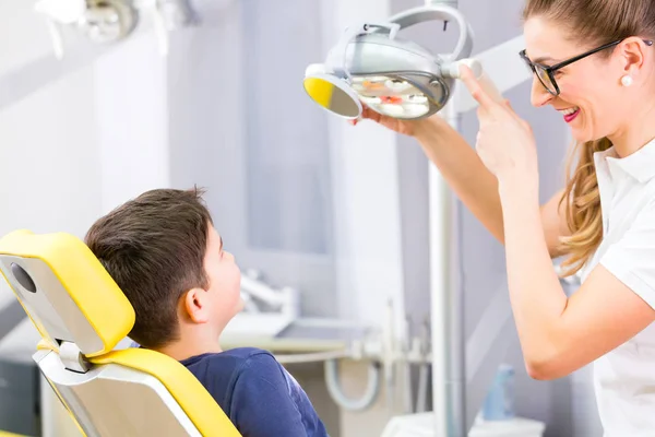 Dentista aconselhando o paciente — Fotografia de Stock