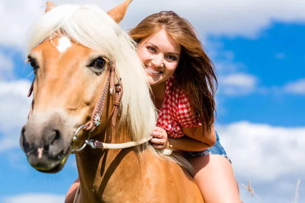 Femme chevauchant à cheval — Photo