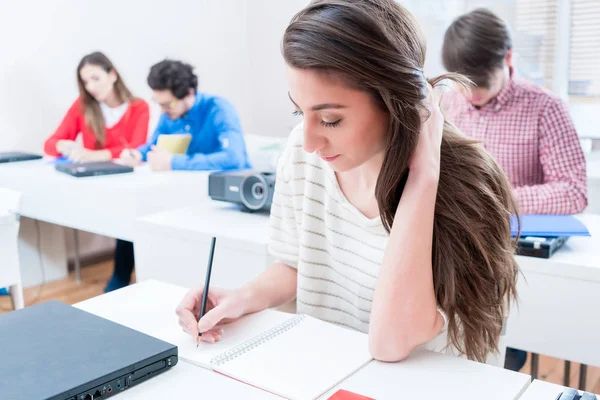 Studentin schreibt Test im Seminarraum der Universität — Stockfoto